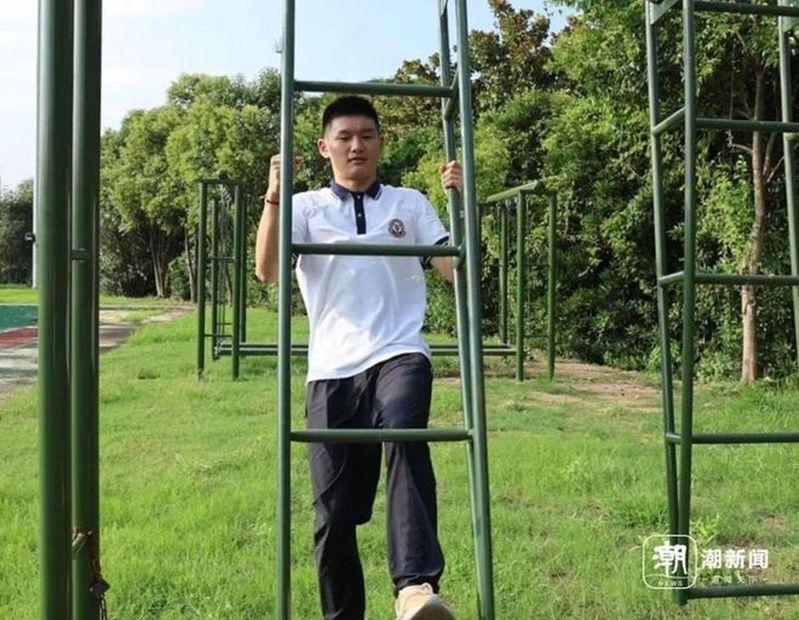旋梯训练中的吴轩哲。 (取材自潮新闻)