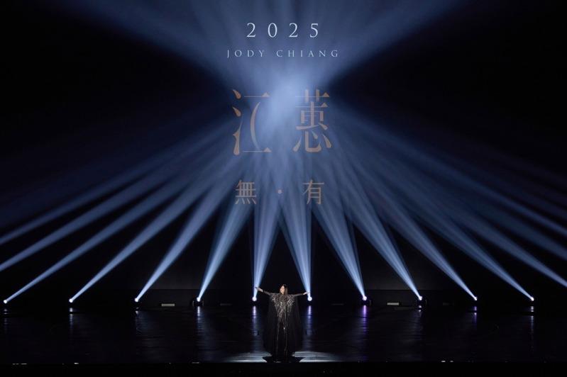 江蕙邀来明兴阁布袋戏合作，重现与亡父的过往点滴。图／宽宏艺术提供