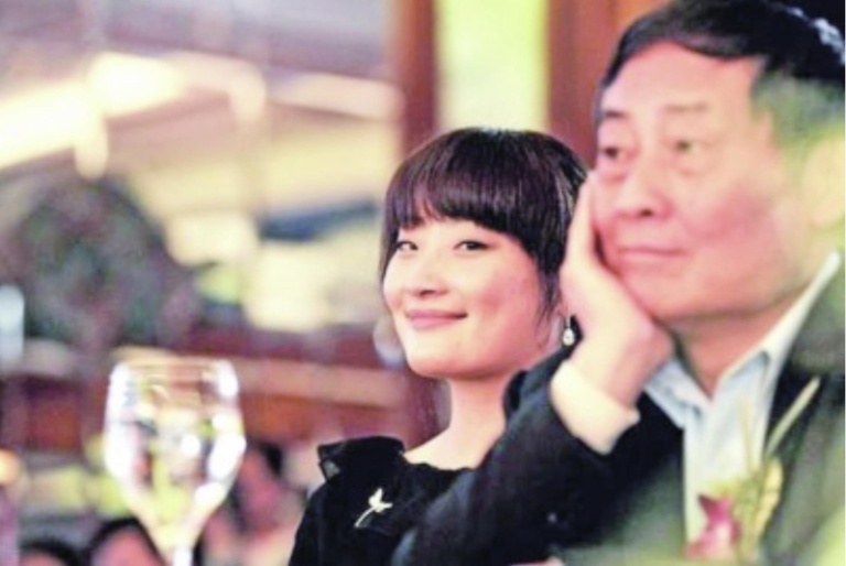 娃哈哈创始人宗庆后（右），与「独生女」宗馥莉。（取材自扬子晚报）