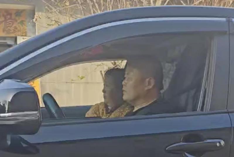 周德清把收到的鼓励纸条都贴在车顶上。（取材自极目新闻）