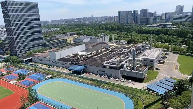杭州一小学多名学生流鼻血， 家长质疑和紧邻工厂排污有关。(取材自微博)