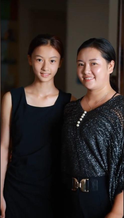 15岁女孩七七因一段素颜街拍视频意外走红。(取材自抖音)