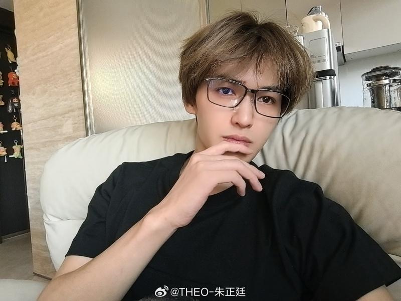 朱正廷近来衰事连连。(取材自微博)