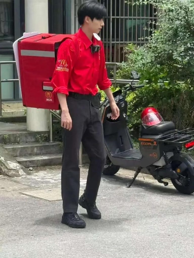 胡一天被拍到当外卖小哥。(取材自微博)