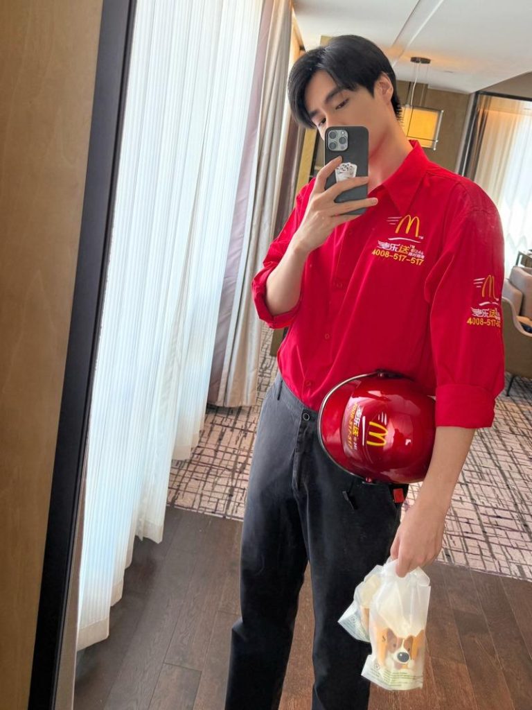 胡一天被拍到当外卖小哥。(取材自微博)