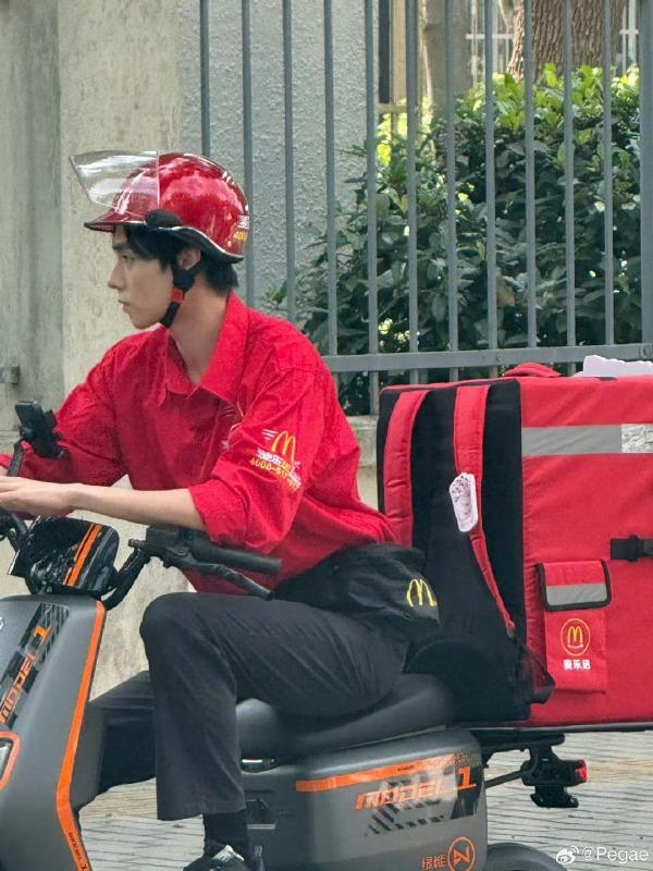 胡一天被拍到当外卖小哥。(取材自微博)