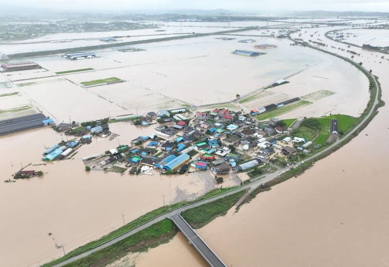 韩国忠清南道礼山郡17日因暴雨造成洪水,房屋泡在水中。路透