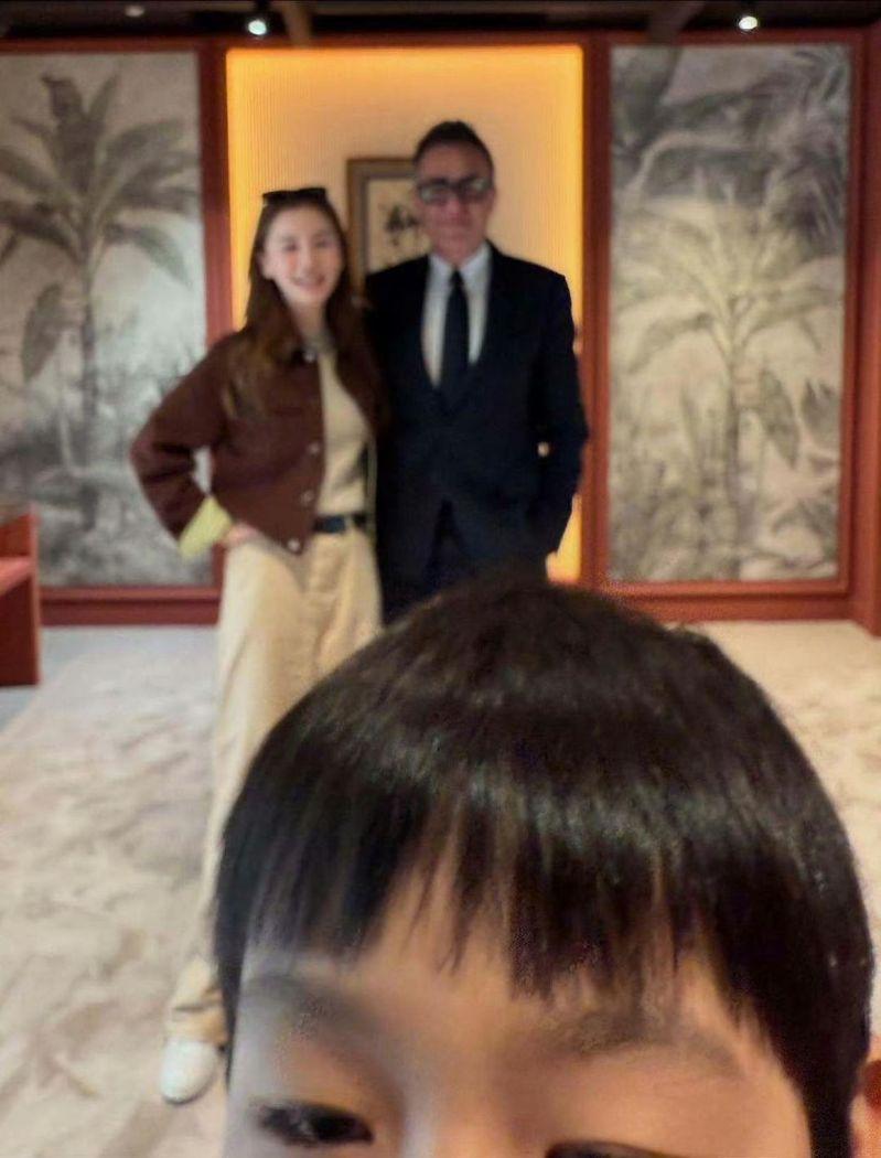 Baby和爱马仕总监合影时,小海绵调皮入镜。(取材自微博)