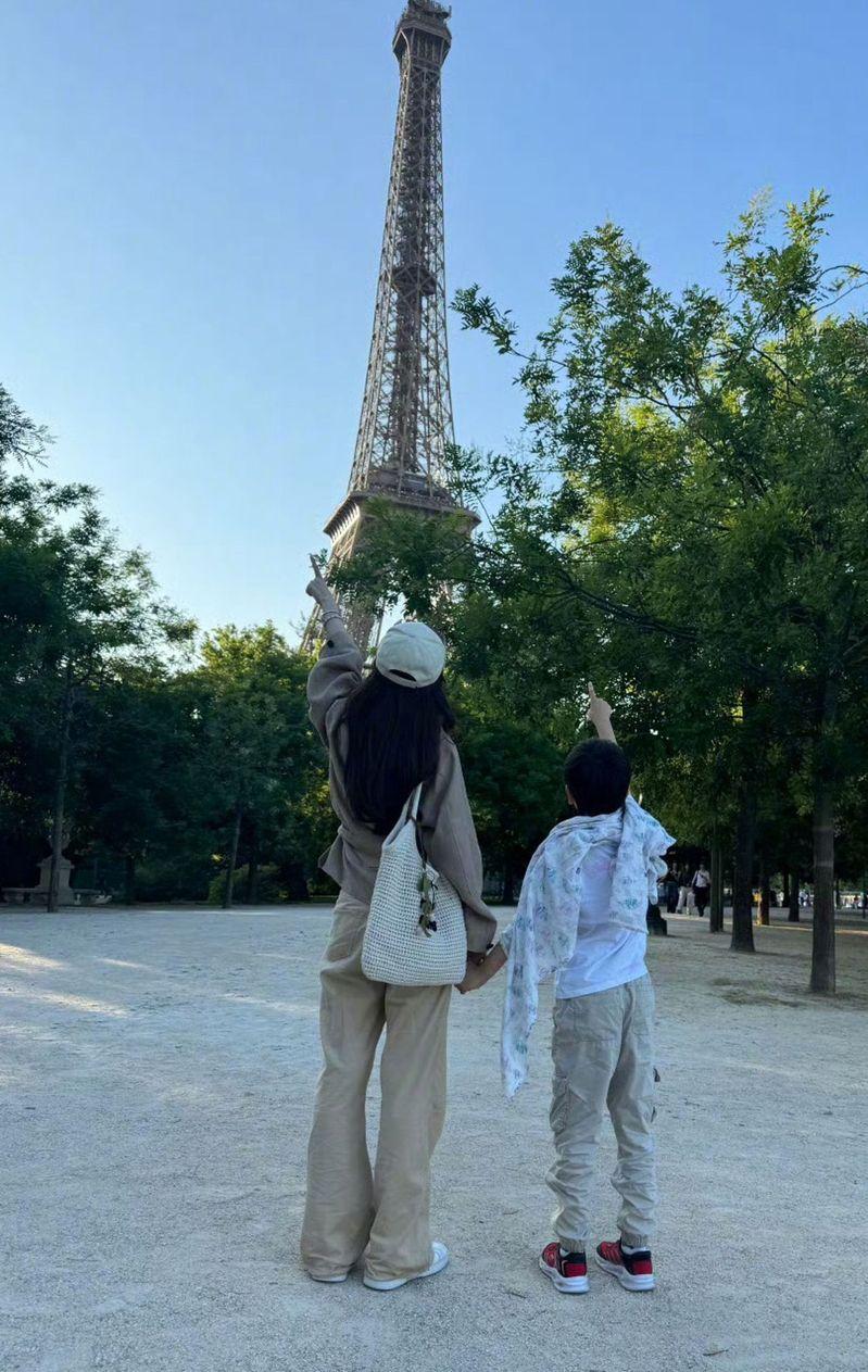 Baby和爱马仕总监合影时，小海绵调皮入镜。(取材自微博)