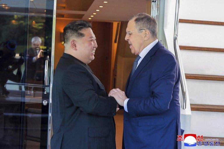 北韩领导人金正恩（左）12日在北韩元山与拉夫罗夫（Sergey Lavrov，右）会面。美联社