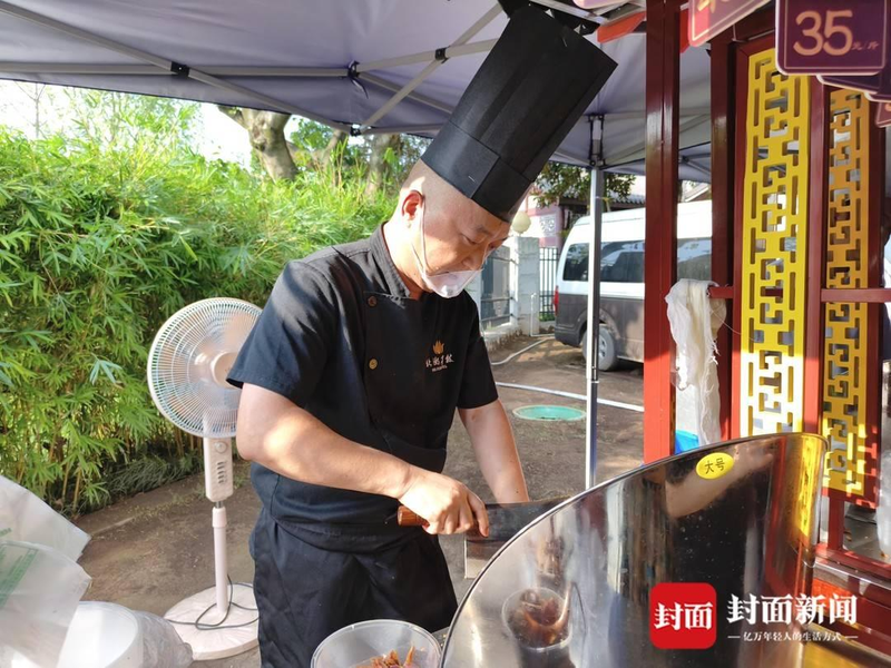 做了20多年酒店宴席的姚师傅,在地摊儿上切肉切得不亦乐乎。(取材自封面新闻)