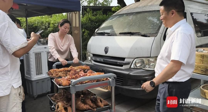 做了20多年酒店宴席的姚师傅，在地摊儿上切肉切得不亦乐乎。（取材自封面新闻）