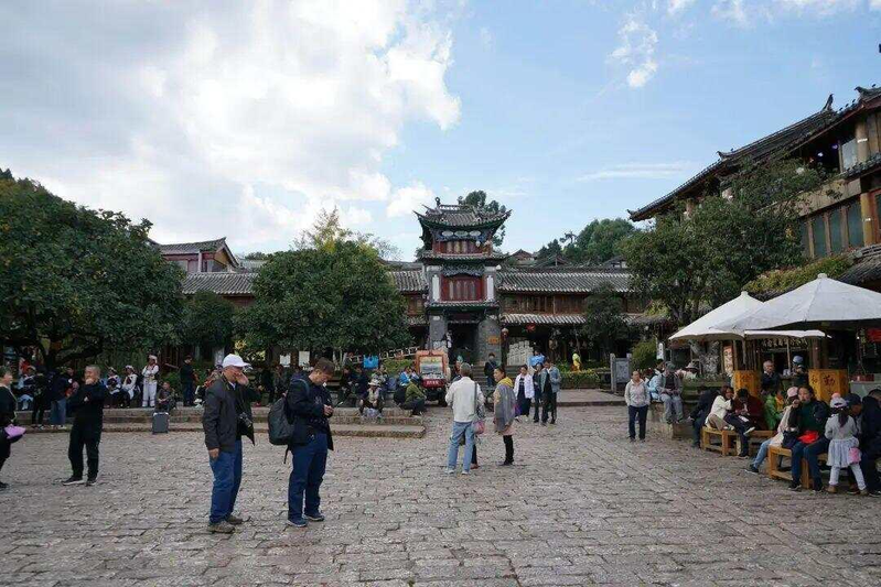 云南丽江古城近日公告，将于8月1日起实施每人50元的维护费，引发民众关注。(新华社)