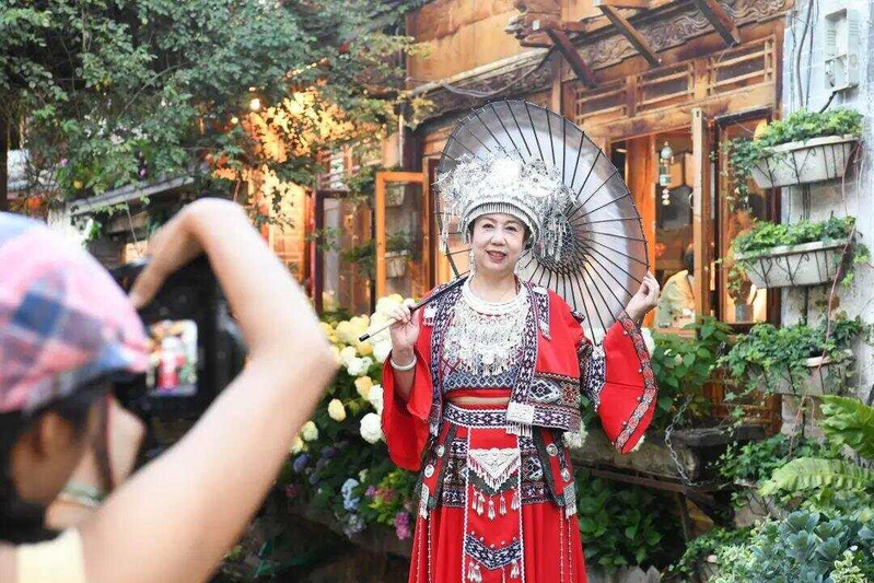 云南丽江古城近日公告，将于8月1日起实施每人50元的维护费，引发民众关注。(新华社)