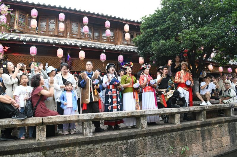 云南丽江古城近日公告，将于8月1日起实施每人50元的维护费，引发民众关注。(新华社)