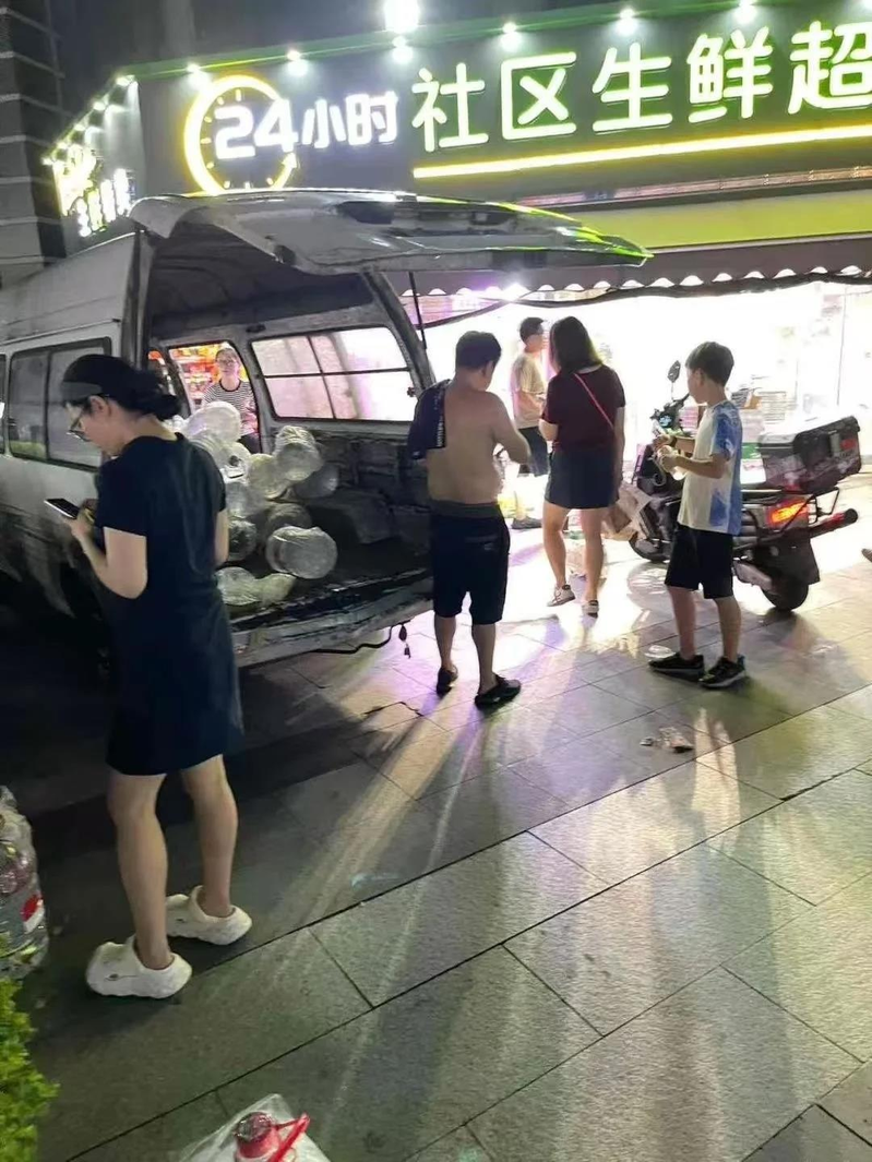 有居民用棉柔巾包裹住水龙头出水口，放水两分钟后，发现棉柔巾上留有深褐色的、疑似泥沙的沈淀物。(视频截屏)