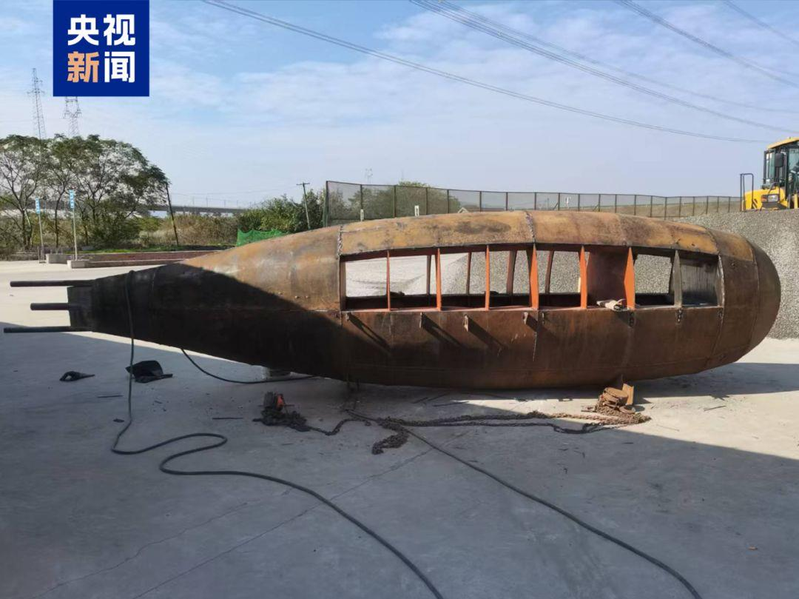 张胜武和他自制的潜艇。(取材自央视)