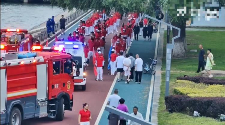 徒步团阻挡救护车消防车通行,并一度与救护车消防车僵持不下。(视频截屏)