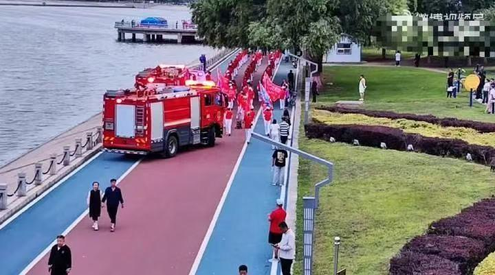 徒步团阻挡救护车消防车通行，并一度与救护车消防车僵持不下。(视频截屏)