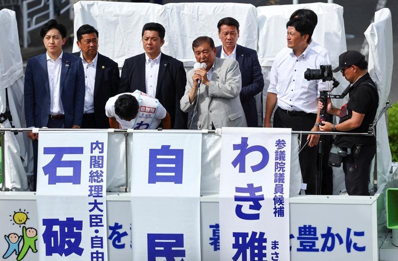 日本首相、执政党自民党党魁石破茂18日在横滨为参议院选举助选，他从竞选车顶上向选民挥手致意。(路透)