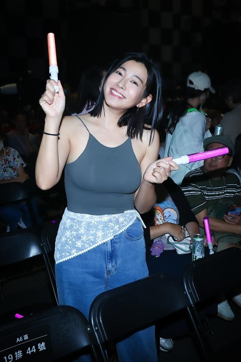 蔷蔷买票支持温岚。记者林士杰／摄影