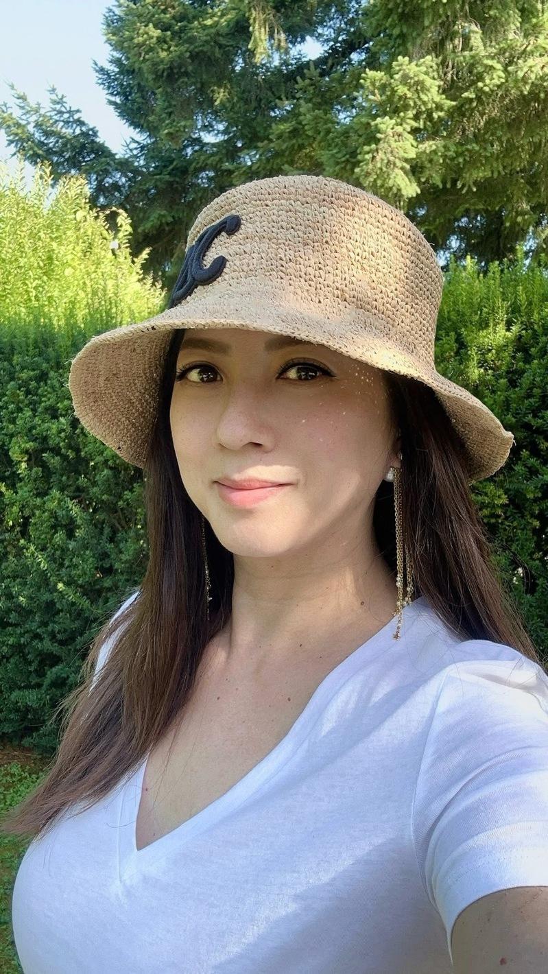 郭静纯拍下儿子认真洗车的身影。(取材自郭静纯脸书)