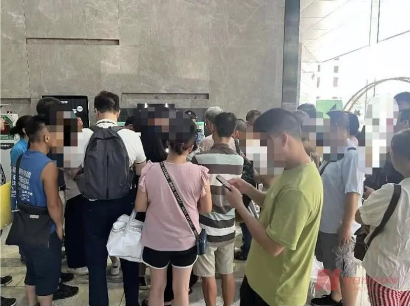 有大批消费者和承包商到靓家居总部了解情况。(取材自每日经济新闻)