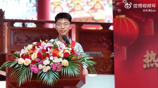 温州一考生考上北大在宗祠办仪式。(取材自极目新闻)