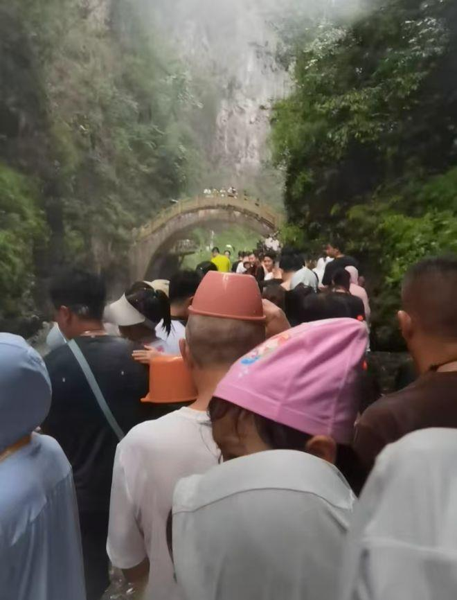 众多游客冒雨撤离水银河漂流点。(取材自上游新闻)