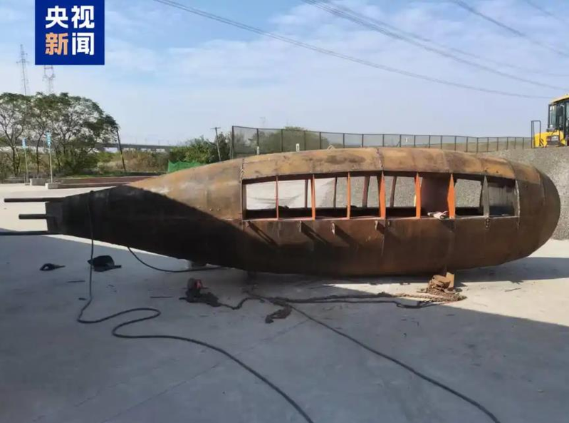 安徽六旬农民自制潜艇试航成功。（取材自央视新闻）