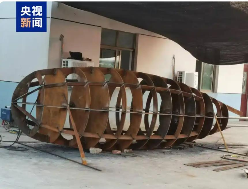 安徽六旬农民自制潜艇试航成功。（取材自央视新闻）