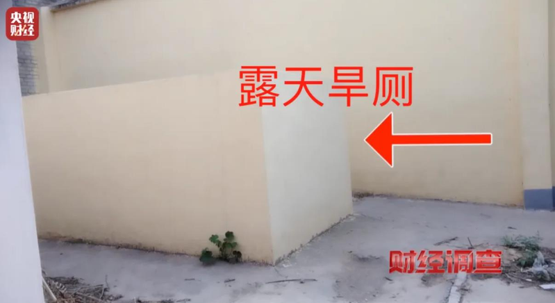 当地多座新建好的农村公共厕所，全都大门紧锁，无法使用。（取材自央视）