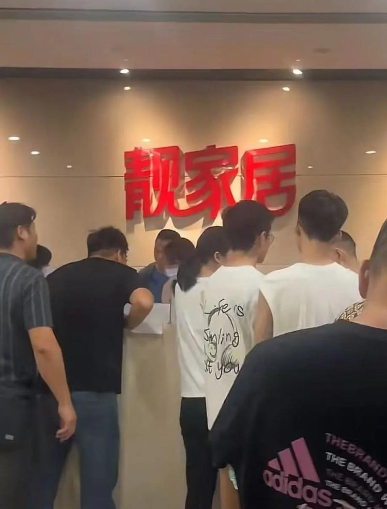 不少供应商赴「靓家居」门店追讨欠款。(视频截屏)