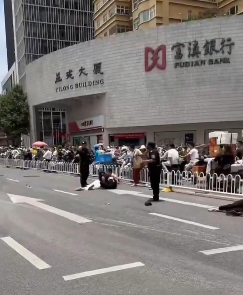 越野车在昆明闹市撞行人，连警车也遭殃。（取材自X平台）