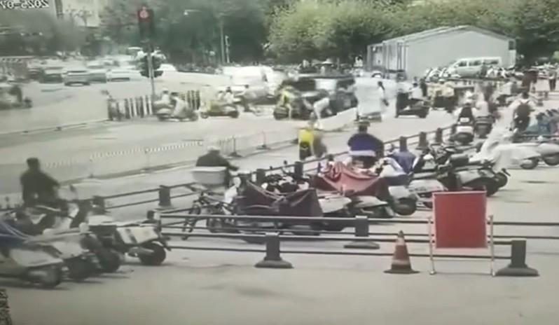 越野车在昆明闹市撞行人，连警车也遭殃。（取材自X平台）