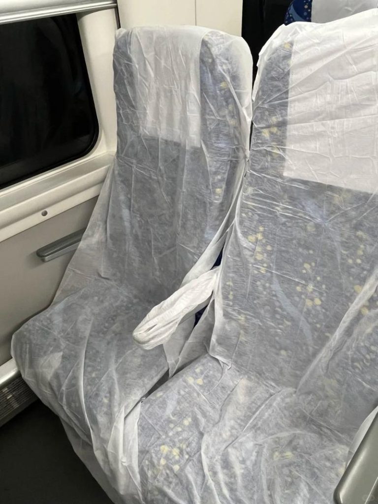 高铁一次性座套热卖。（取材自小红书）