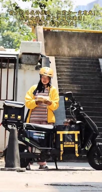 女骑手带娃送外卖。(视频截屏)