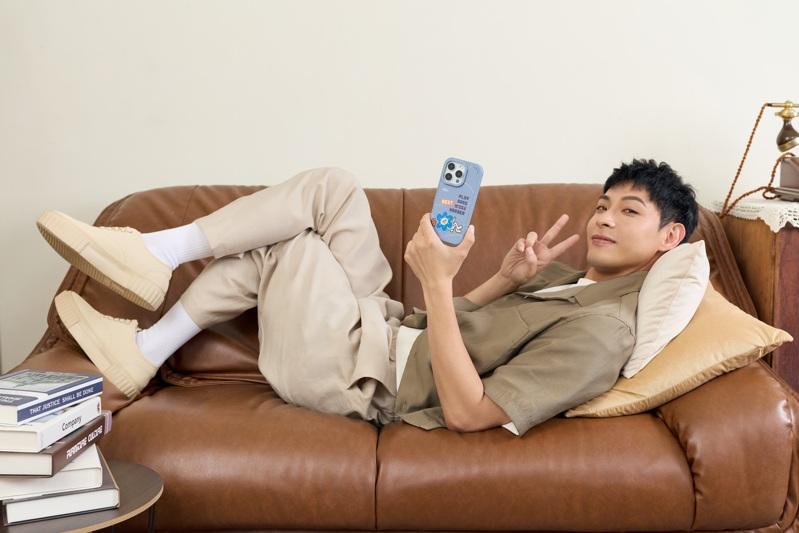 连晨翔将宝宝超音波照片里的姿势画在手机壳上,并以相同姿势拍照。(图/TOYSELECT提供)