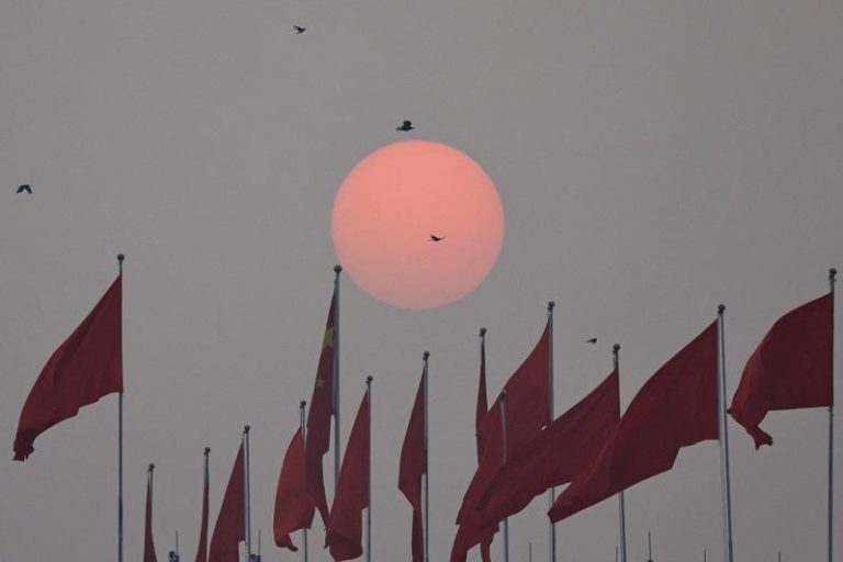 在北京人民大会堂上的中国国旗。路透