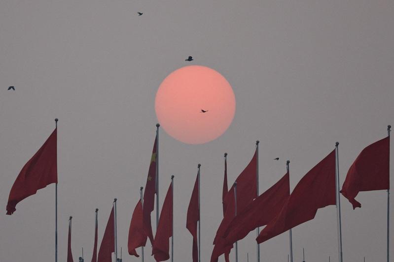 在北京人民大会堂上的中国国旗。路透