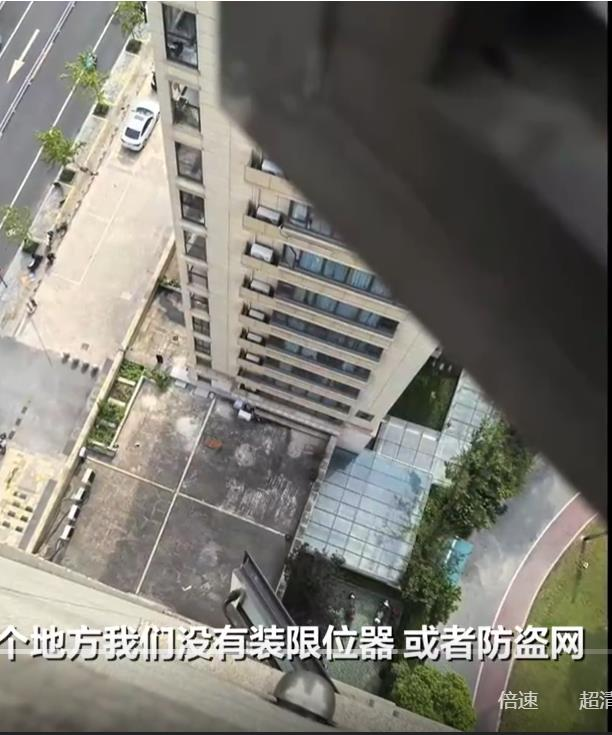 杭州一名3岁男童从住家18楼坠落后被楼下树枝挡住缓冲后才掉在地面。（取材自新京报）