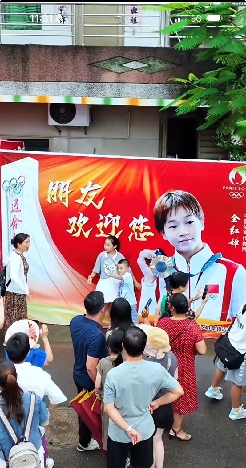 中国一直在尝试用市场经济来带动体育产业活力，图为2024年巴黎奥运跳水女子双人10米台项目中，中国队组合陈芋汐（左1）和全红婵（右1）获得冠军，谷爱凌（中）赛后化身粉丝与两人合影。（中新社）