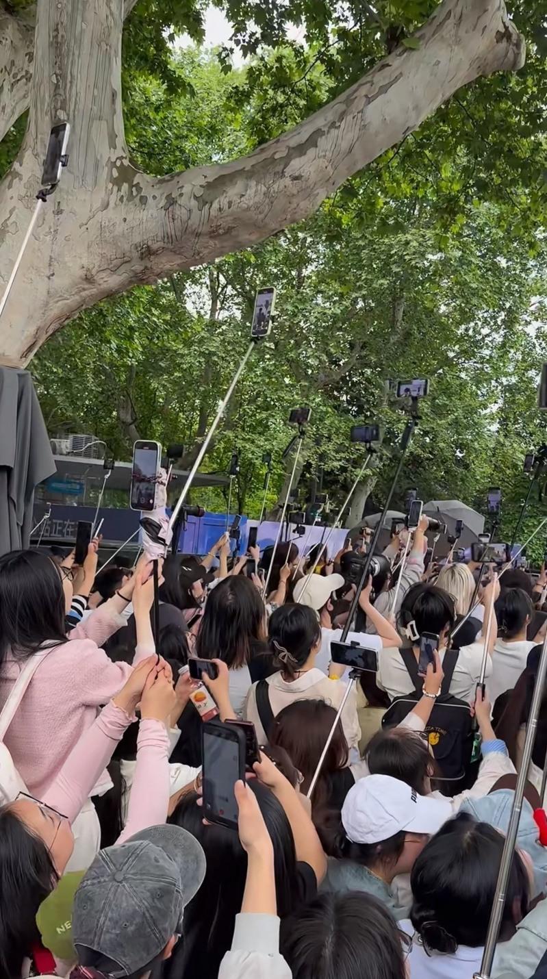 中国一直在尝试用市场经济来带动体育产业活力，图为2024年巴黎奥运跳水女子双人10米台项目中，中国队组合陈芋汐（左1）和全红婵（右1）获得冠军，谷爱凌（中）赛后化身粉丝与两人合影。（中新社）
