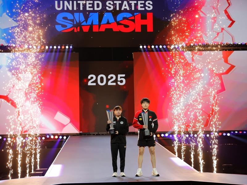 中国一直在尝试用市场经济来带动体育产业活力，图为2024年巴黎奥运跳水女子双人10米台项目中，中国队组合陈芋汐（左1）和全红婵（右1）获得冠军，谷爱凌（中）赛后化身粉丝与两人合影。（中新社）