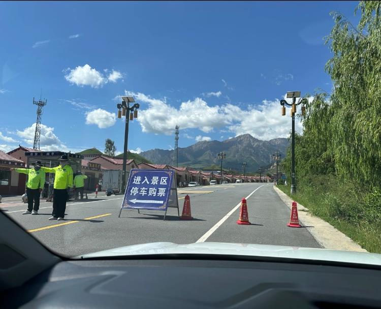 网友称在马蹄寺景区门口走县道被拦路收费。(取材自上游新闻)
