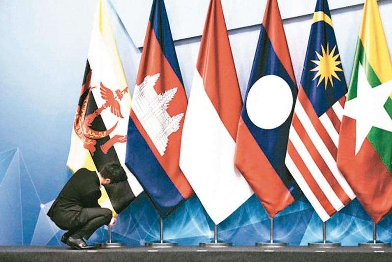 美国公债光环失色,高信评新兴市场公债和公司债,吸引资金流入。(美联社)