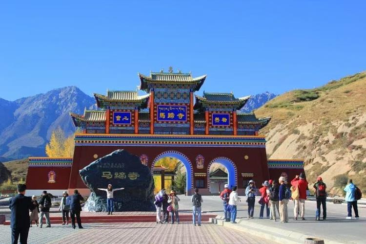网友称在马蹄寺景区门口走县道被拦路收费。（取材自上游新闻）