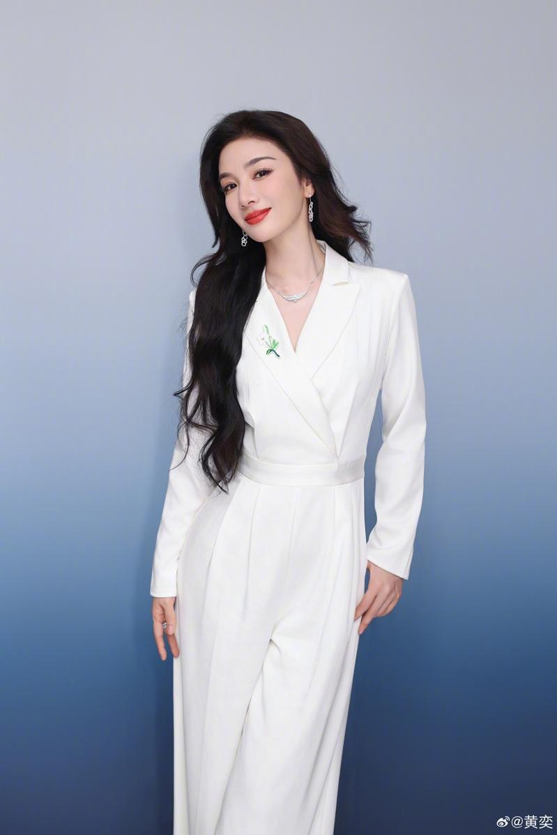 黄奕(右)的12岁女儿想赴韩国做练习生。(取材自微博)