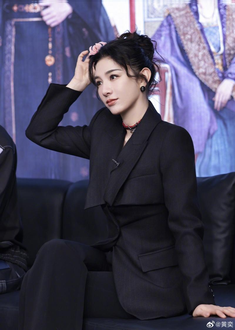 黄奕(右)的12岁女儿想赴韩国做练习生。(取材自微博)