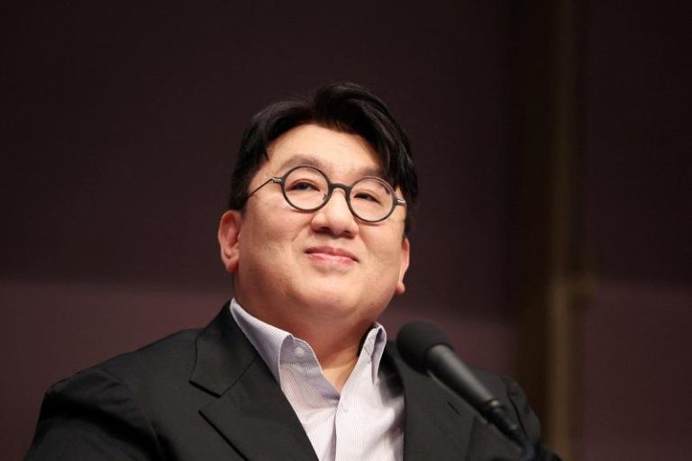 韩国娱乐经纪公司HYBE董事会主席房时赫。(路透)
